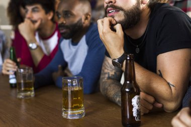 Frieds, spor bar birlikte tezahürat