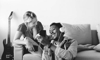 Irklararası çift evde müzik paylaşım tr, eğlence ve müzik konsepti