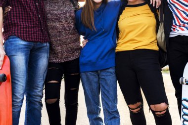 Okul arkadaşlar açık havada yaşam tarzının grubunu bacaklar closeup