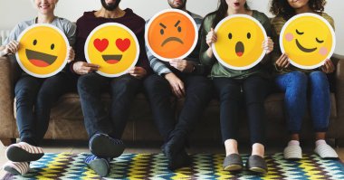 Grup ifade simgeleri tutan çeşitli insan