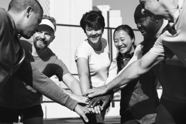 Farklı insanlar açık havada egzersiz 