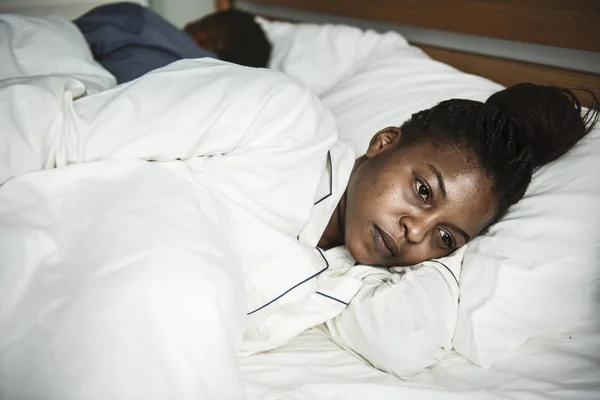 Een Vrouw Wakker Bed — Stockfoto