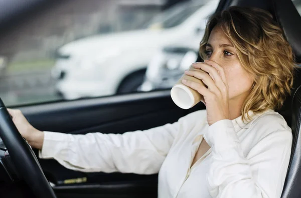 Kvinna Som Dricker Kaffe Bil — Stockfoto