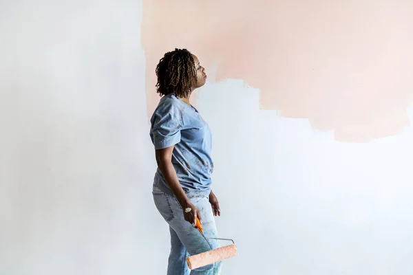 Mujer Renovando Pared Pintura Casa — Foto de Stock