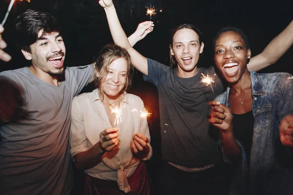 Amigos Raça Mista Brincando Com Celebração Sparklers Conceito Festa Festiva — Fotografia de Stock
