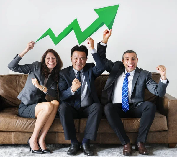 Mensen Uit Het Bedrijfsleven Met Winst Statistieken Pictogram Groene Pijl — Stockfoto