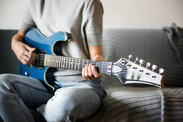 Kadın Bir Elektro Gitar Çalmak — Stok fotoğraf