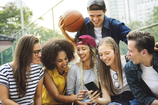 Amigos Parque Olhando Usando Smartphone Millennial Conceito Cultura Juventude — Fotografia de Stock