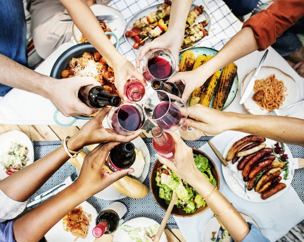 İnsanların birlikte toasting havadan görünümü