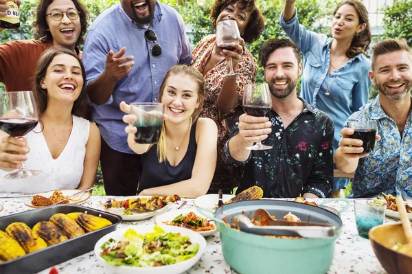 Grupo Amigos Diversos Curtindo Festa Verão Juntos — Fotografia de Stock