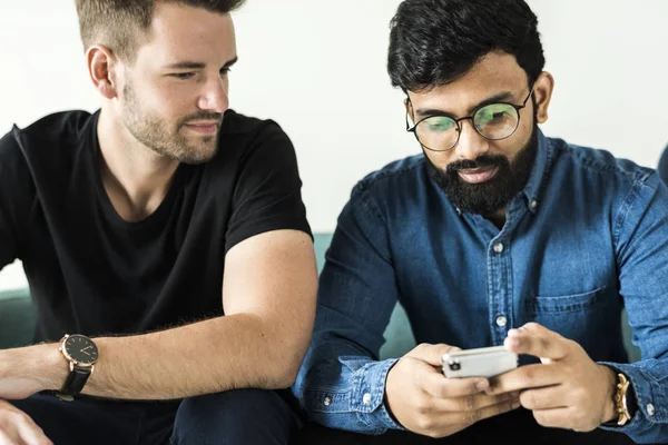 Diversi Amici Che Parlano Insieme Casa — Foto Stock