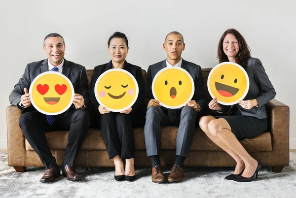 Pessoas Segurando Ícones Emoticon Amarelo Personagens Sorrisos — Fotografia de Stock