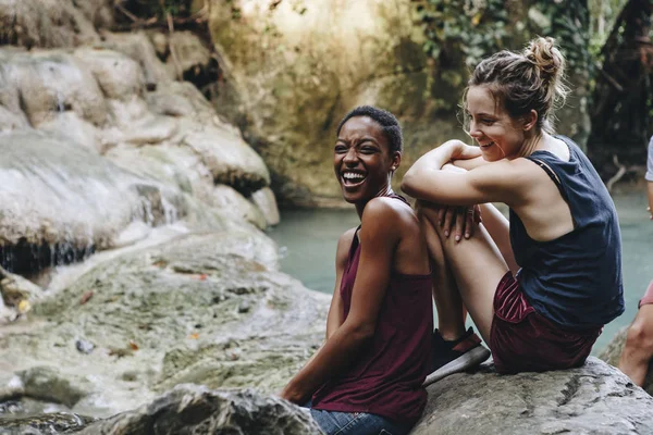 Amis Traînant Près Une Cascade Dans Jungle — Photo