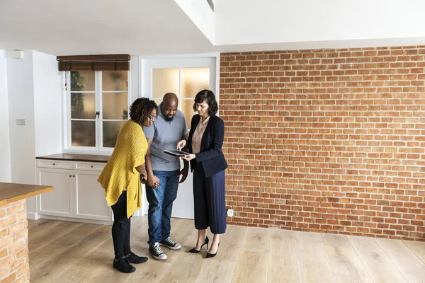 Pareja Negra Comprar Casa Nueva — Foto de Stock