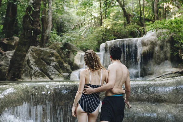 Pareja Blanca Disfrutando Cascada —  Fotos de Stock