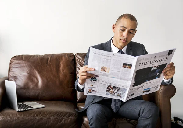 Uomo Affari Che Legge Giornale Siede Sul Divano Con Computer — Foto Stock