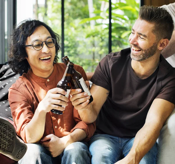 Leende Män Vänner Spottar Ölflaskor — Stockfoto