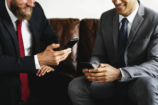 Due Uomini Affari Seduti Divano Utilizzando Telefoni — Foto Stock