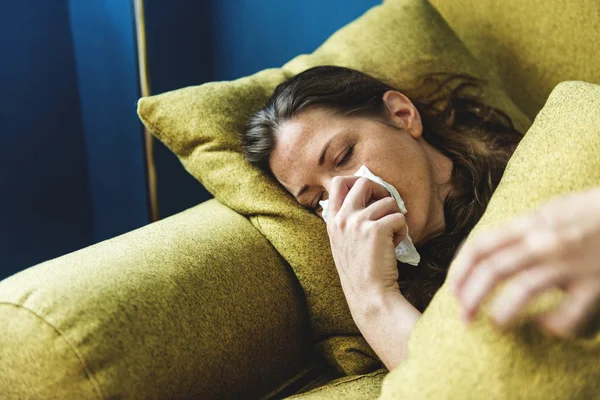 Frau Krank Auf Dem Sofa — Stockfoto