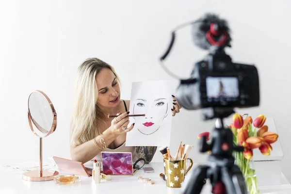 Beauty Blogger Recording Makeup Tutorial — Stock Photo, Image