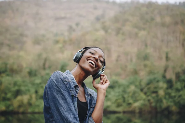 Femme Écoute Musique Dans Nature — Photo