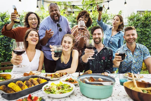Група Різноманітних Друзів Насолоджуються Літньою Вечіркою Разом — стокове фото