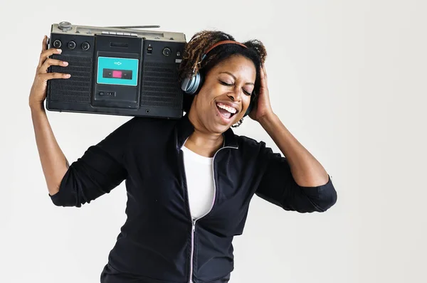 Una Donna Che Ascolta Musica Una Radio — Foto Stock