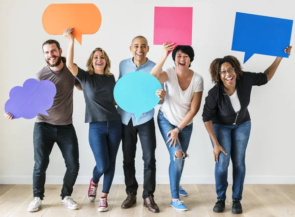 Gente Que Lleva Iconos Burbuja Del Habla — Foto de Stock