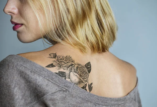 Tatuaje Espalda Una Mujer —  Fotos de Stock