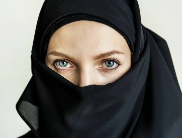 Ισλαμική Γυναίκα Πορτρέτο Βλέπουν Φωτογραφική Μηχανή — Φωτογραφία Αρχείου