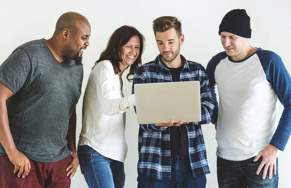 Grupo Amigos Diversos Usando Laptop Juntos — Fotografia de Stock