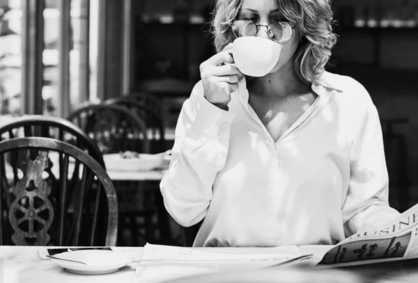 Business Woman Reading Newspaper Morning — Stock Photo, Image