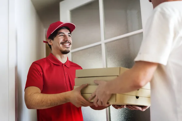 Homem Entrega Pizza Para Cliente — Fotografia de Stock