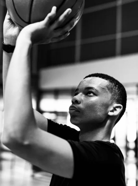 Afro Americano Adolescente Ragazzo Concentrato Giocare Basket — Foto Stock