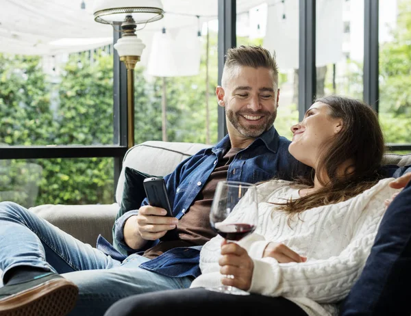 Glada Par Spendera Tid Tillsammans Dricker Vin — Stockfoto