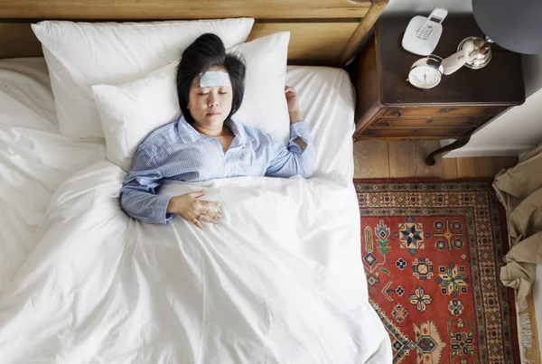 Mulher Asiática Doente Com Febre Dormindo Cama — Fotografia de Stock