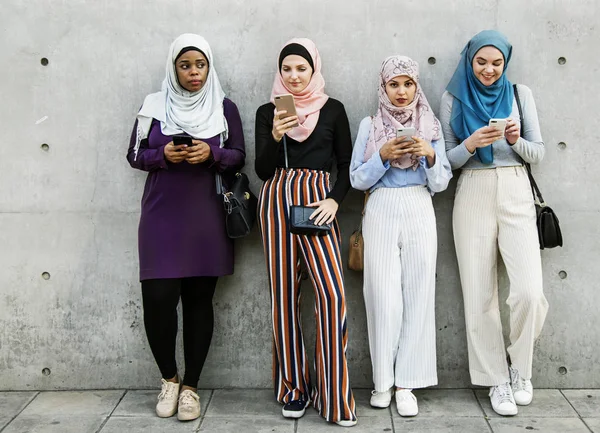 Slam Kadın Akıllı Kullanarak Grubu Ayakta Gri Duvarının Yakınında Telefonları — Stok fotoğraf