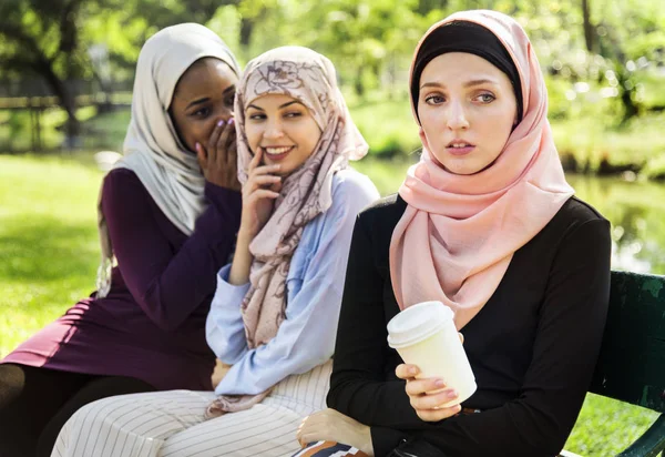 Wanita Islamic Mengenakan Jilbab Dan Berbicara Tentang Wanita Menyedihkan Bangku — Stok Foto