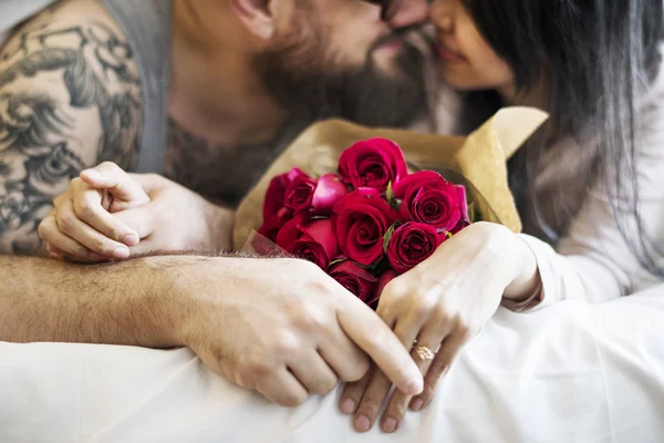 Manžel Překvapil Žena Červenou Růží Kytice — Stock fotografie