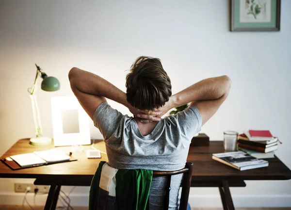 Homem Estressado Enquanto Trabalhava Laptop — Fotografia de Stock