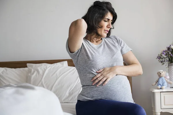 Mulher Grávida Com Dor Nas Costas — Fotografia de Stock