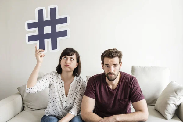 Pareja Sosteniendo Hashtag Concepto Redes Sociales — Foto de Stock