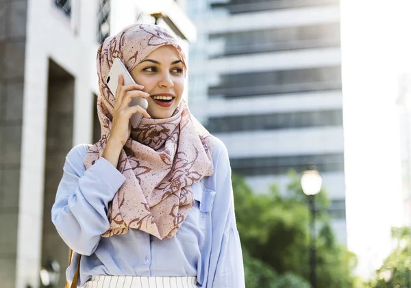 用手机微笑的伊斯兰妇女 — 图库照片