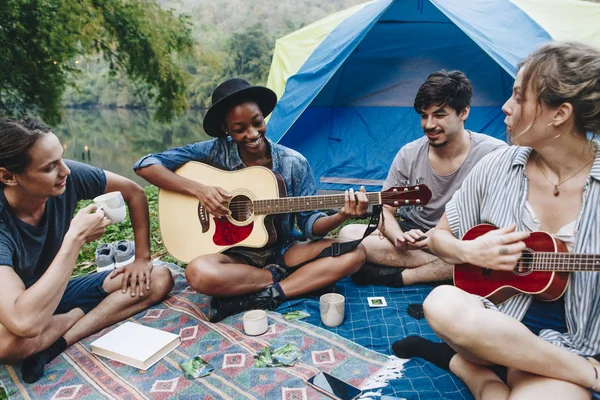 Grupo Amigos Adultos Jóvenes Camping Tocando Guitarra Ukelele Cantando Juntos —  Fotos de Stock
