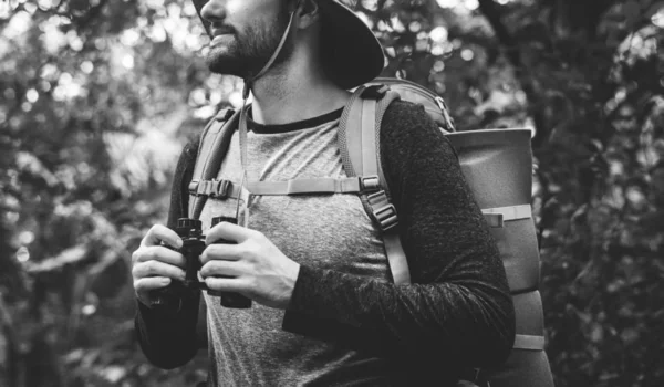 Homme Trekking Dans Forêt — Photo