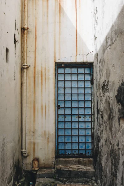 Drzwi Stylu Rustykalnym Zewnątrz Domu Penang — Zdjęcie stockowe