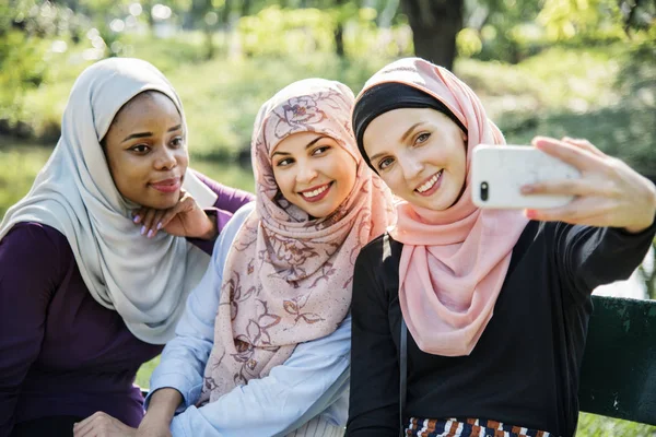 Mulheres Islâmicas Amigas Tirando Selfie Juntas — Fotografia de Stock