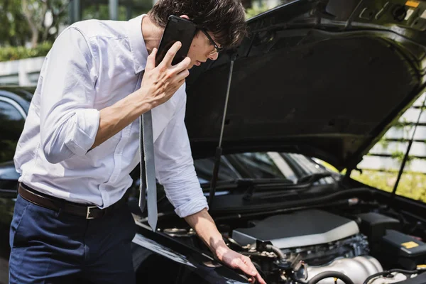 Człowiek Woła Pomoc Naprawić Swój Samochód — Zdjęcie stockowe