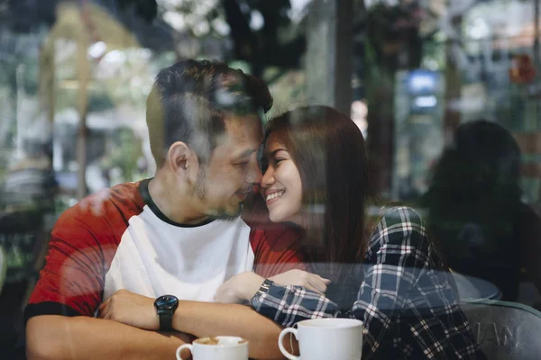 Precioso Asiático Pareja Teniendo Café —  Fotos de Stock