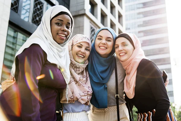 Groep Islamitische Vrienden Omhelzen Lachend Samen — Stockfoto